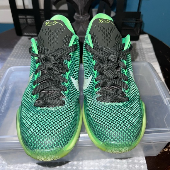 Nike Kobe Kids Green Basketball Shoes - Picture 2 of 4